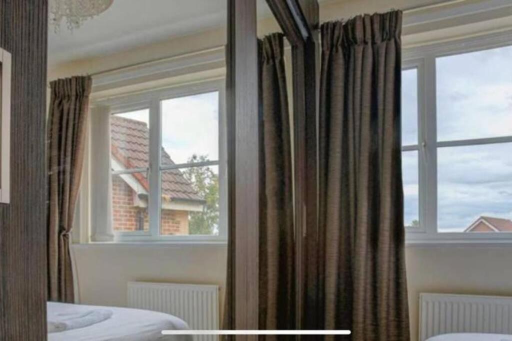 Luxury 4 Bedroom House Manchester Exterior foto